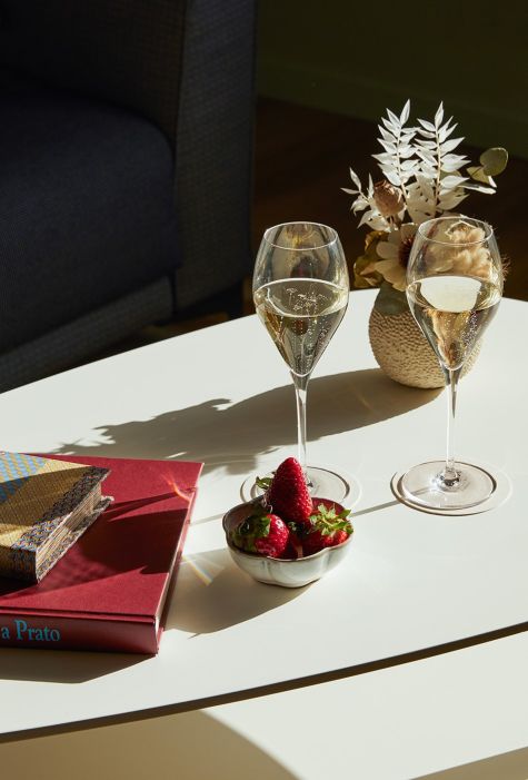 Hotel Indigo Arredamenti su misura per alberghi lusso : dettaglio entre di benvenuto con champagne e fragole
