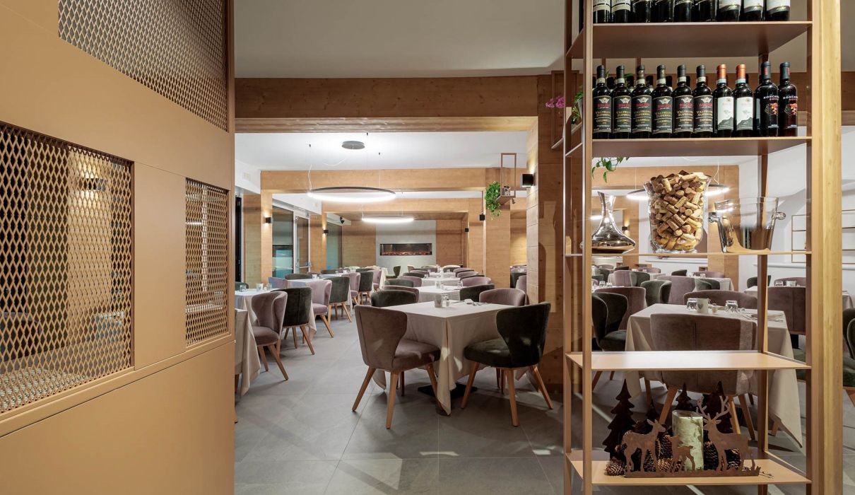 Hotel Andossi Custom-made hotel furniture: restaurant area