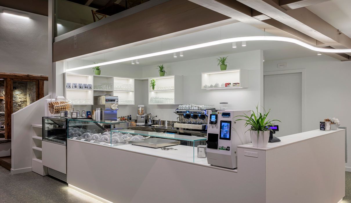 Latteria di Chiuro Arredamento su misura per negozi e retail : zona cassa e vetrina gelati