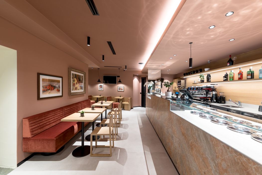 Gelateria Bar Paninoteca La Fragola Aarredamento su misura per gelaterie e bar : banco bar, vetrina gelati, tavoli e sedute