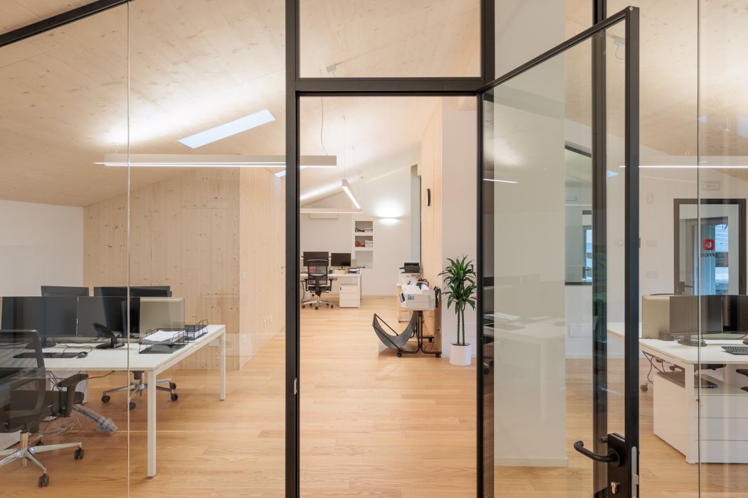Rainoldi Legnami Custom office design: co-working space and glass partition wall