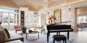 Custom-made furnishings for luxury hotels: common areas with piano