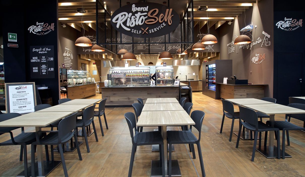 Risto Self Iperal Custom-made furniture for self-service restaurants: view of the dining area, tables and chairs