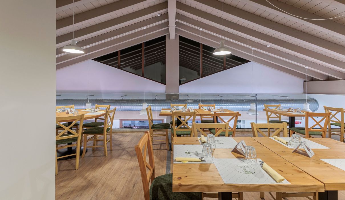 Latteria di Chiuro Arredamento su misura per negozi e retail : sala ristorante