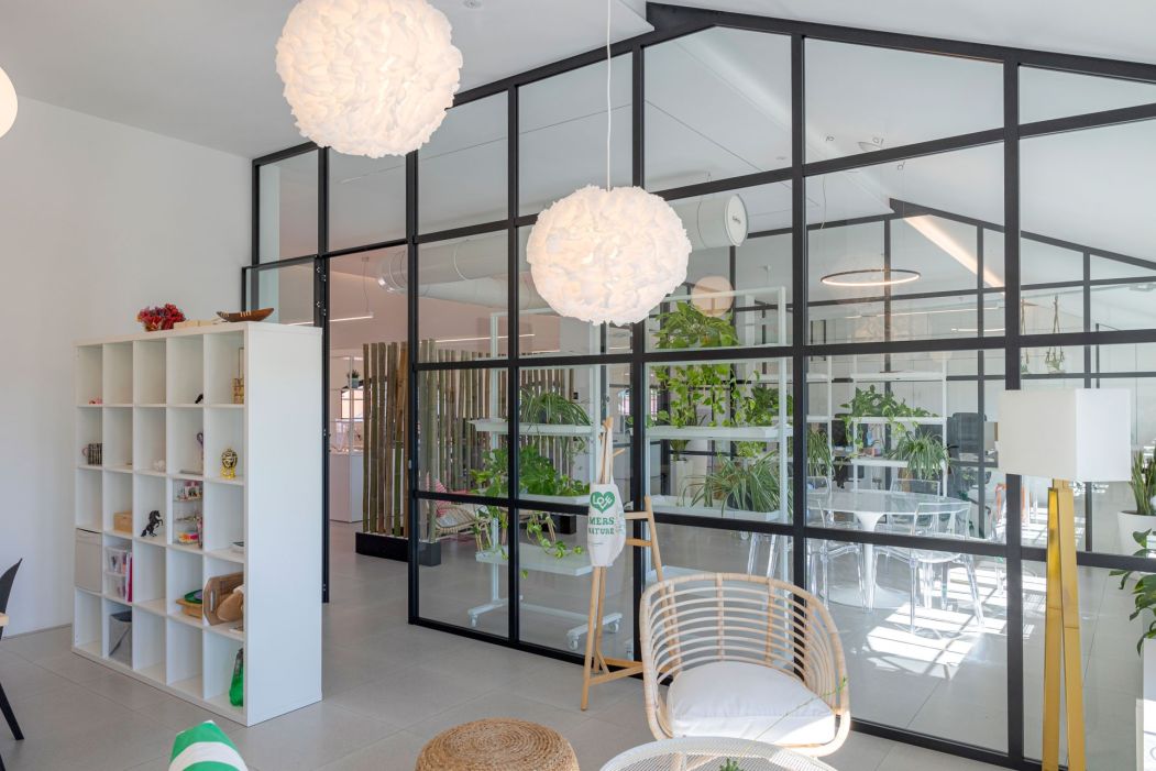 One_Off Solution Custom made office construction: meeting room detail and glass partition wall