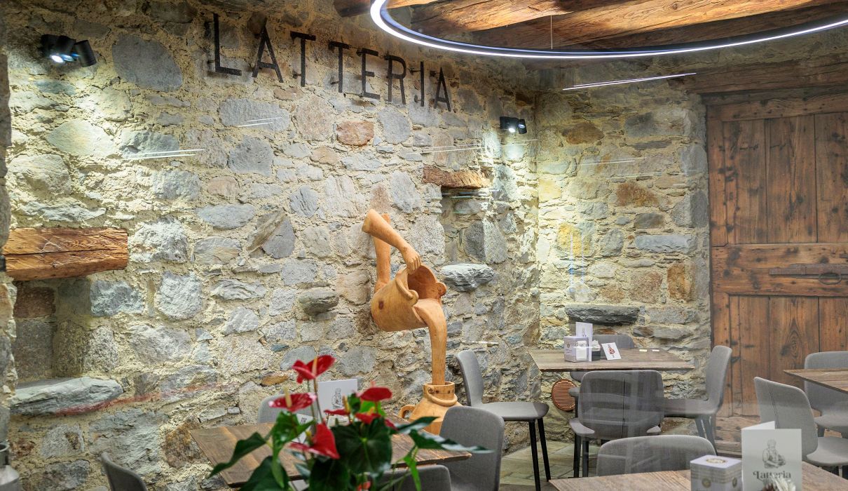 Latteria di Chiuro Arredamento su misura per negozi e retail : dettaglio parete in sasso