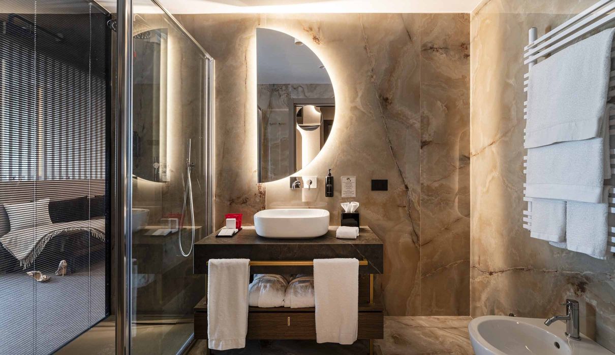 Hotel Furniture: Scenic Marble Bedroom Bathroom and Round Mirror