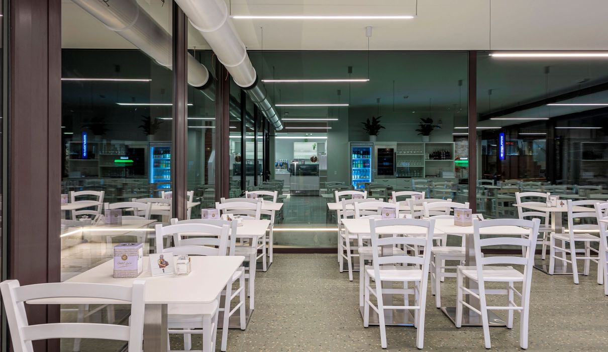Latteria di Chiuro Arredamento su misura per negozi e retail : sala ristorante