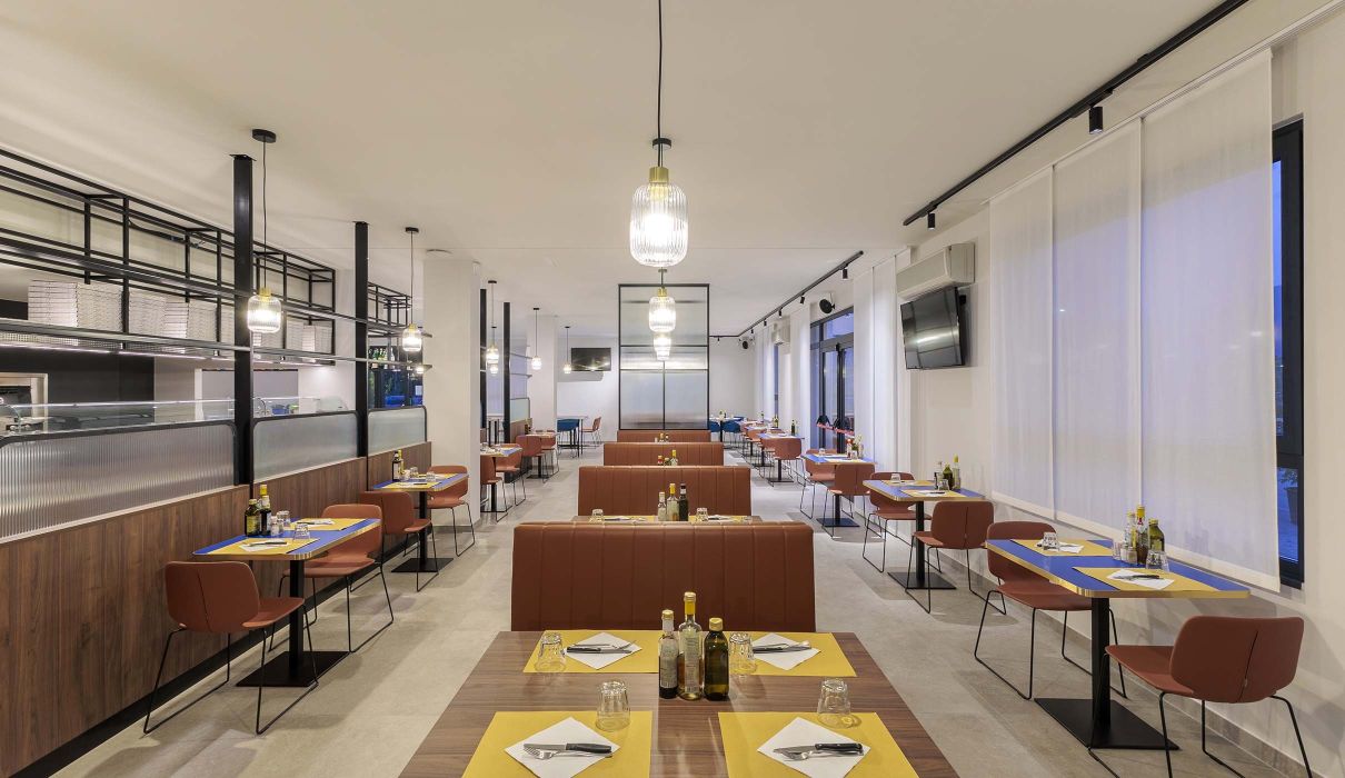 Gaio Bar & Restaurant Arredamento su misura per ristorante - pannelli e tavoli in legno