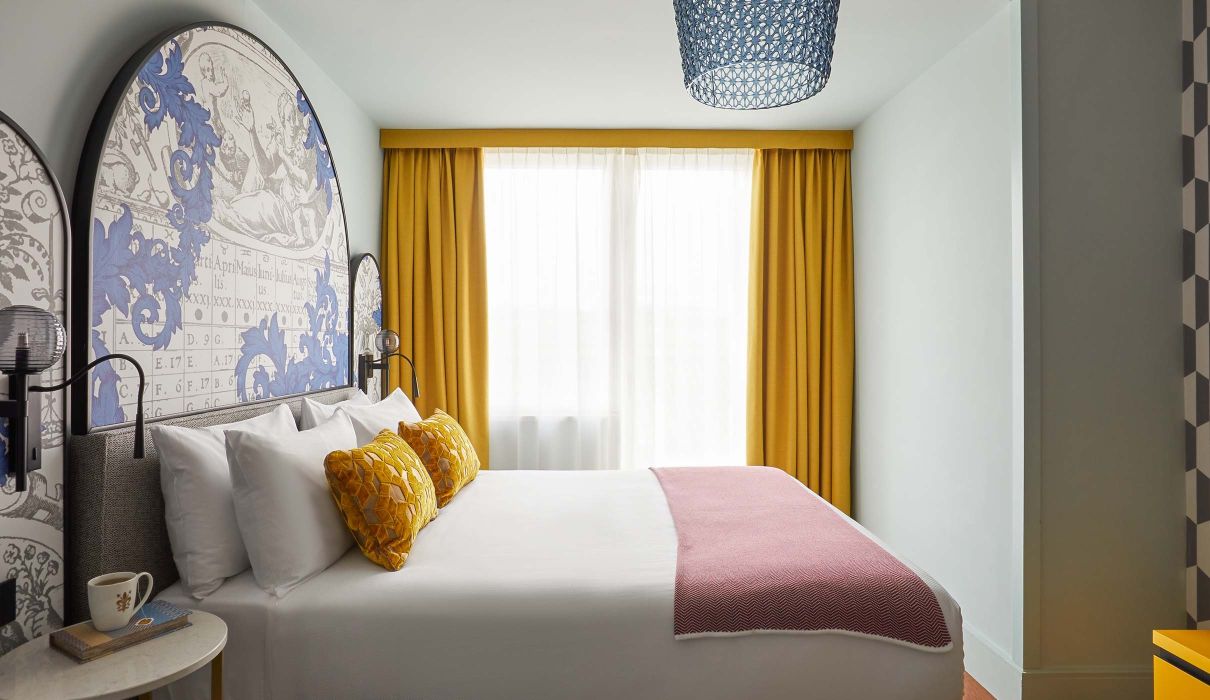 Hotel Indigo Arredamenti su misura per alberghi lusso : camera da letto, testata letto con fantasia personalizzata