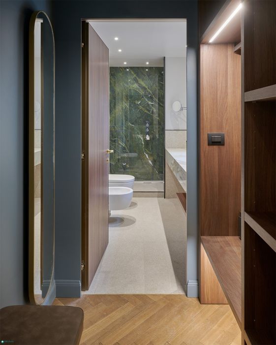 Hotel Berna Milano**** Arredamenti per alberghi su misura: boiserie a tutta altezza in legno per il bagno in marmo