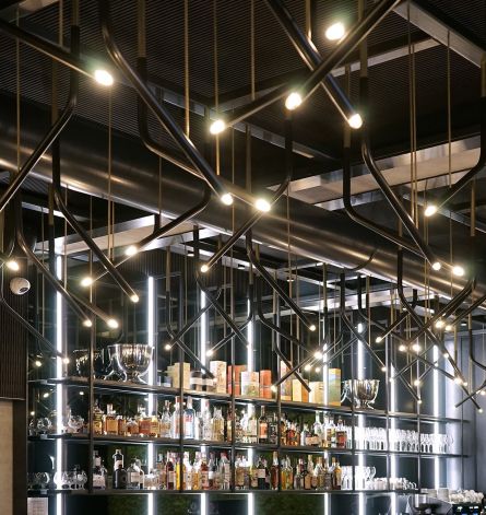 Arredamento su misura per bar : dettagli illuminazione