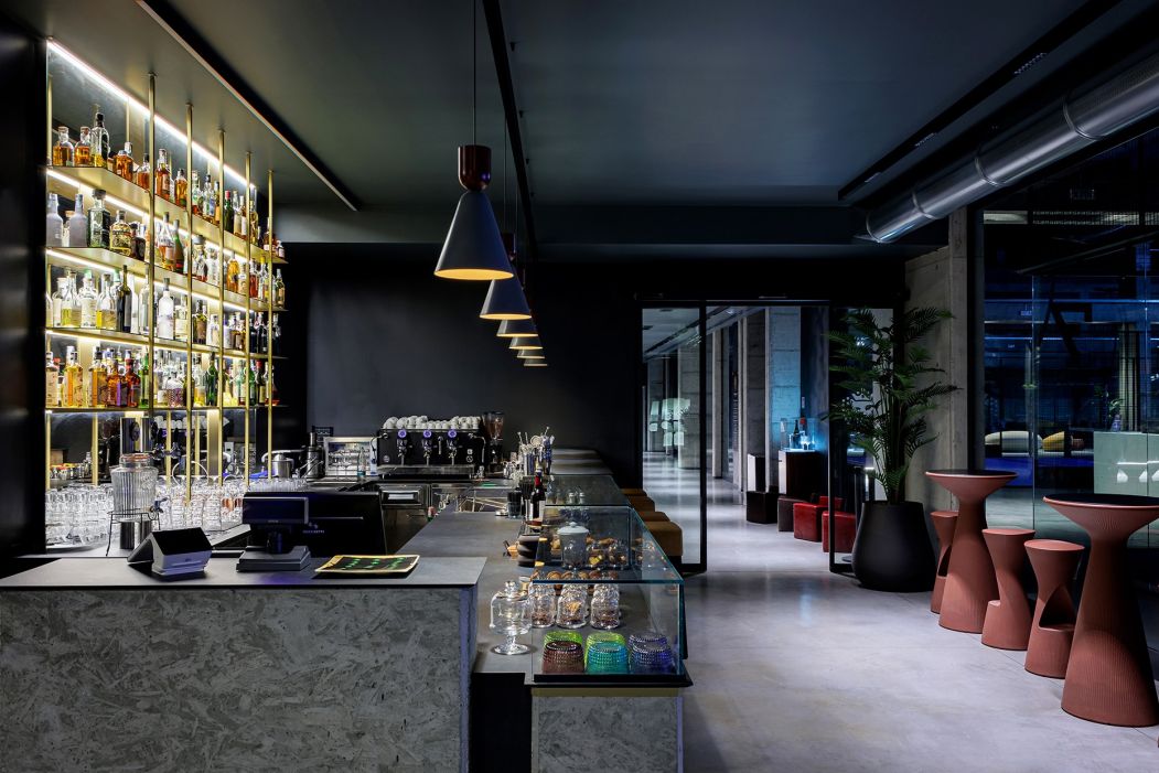 I Tigli Ristorante Lounge Bar Banco bar su misura in cementite con bottigliera effetto oro retroilluminata