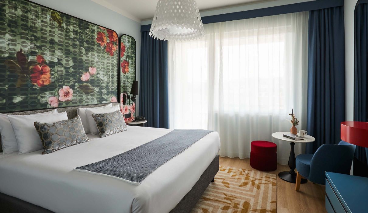 Hotel Indigo Arredamenti su misura per alberghi lusso : camera da letto, testata letto a fantasia floreale