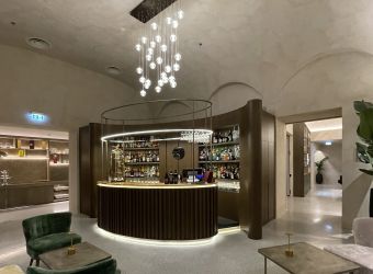 Custom-made furnishings for luxury hotels: bar counter and common area