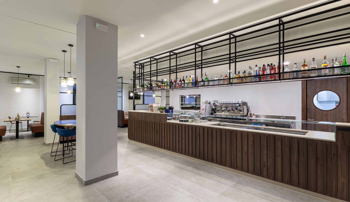 Gaio Bar & Restaurant Arredamento su misura per bar: banco bar