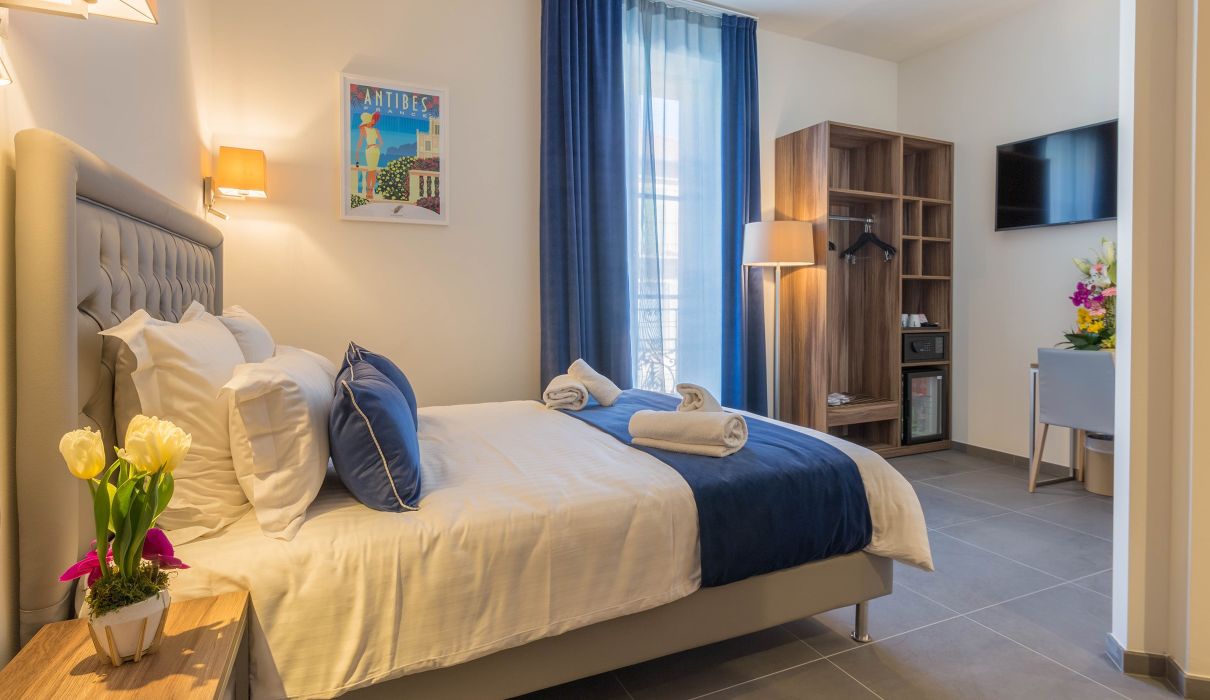 Hotel Nice Azur Riviera Arredamento su misura per alberghi : camera da letto