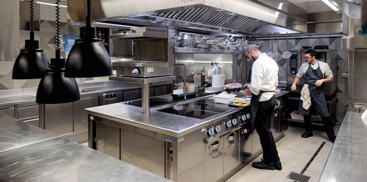 Grand Hotel Victoria Varenna Grandi impianti ristorazione: cucina GICO, forni UNOX, abbattitori COLDLINE, refrigerazione, impianti aspirazione, forno pizza