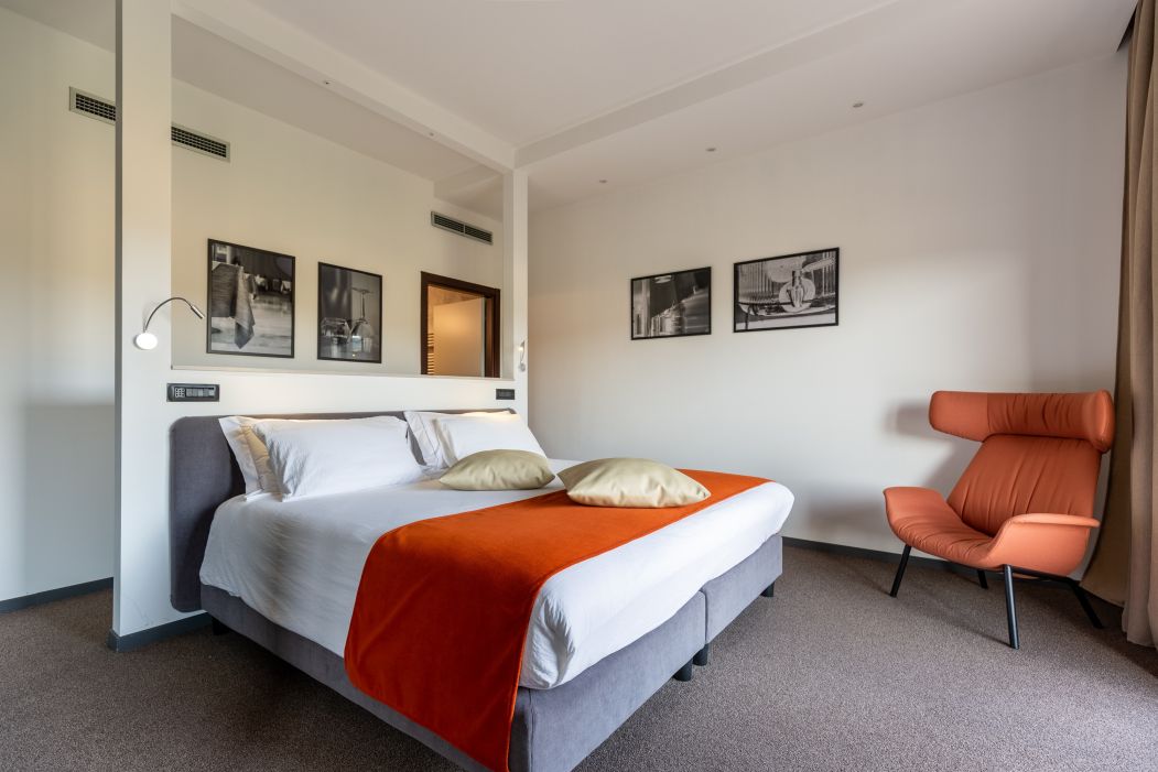 Custom-made hotel furnishings in an elegant modern style: bedroom