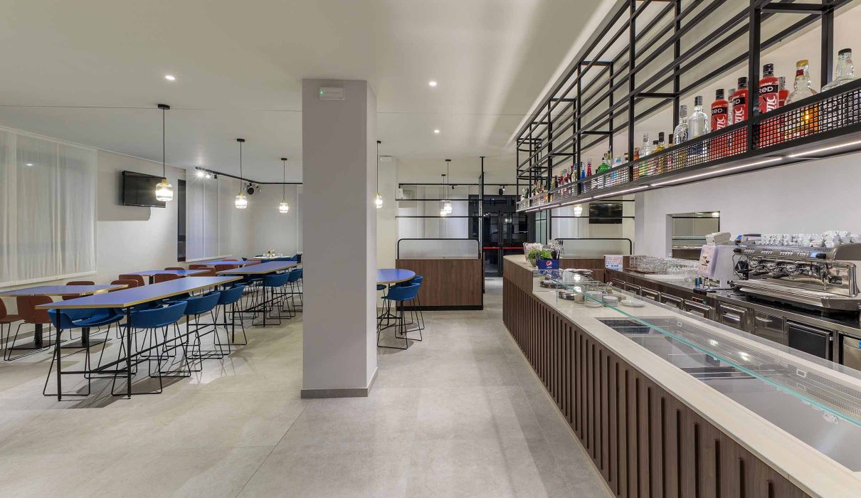 Gaio Bar & Restaurant Arredamento su misura per ristorante - pannelli e tavoli in legno