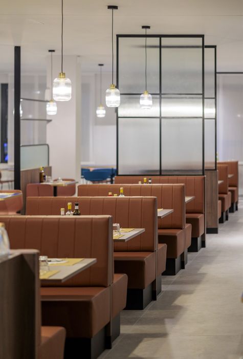 Gaio Bar & Restaurant Arredamento su misura per ristorante - pannelli e tavoli in legno