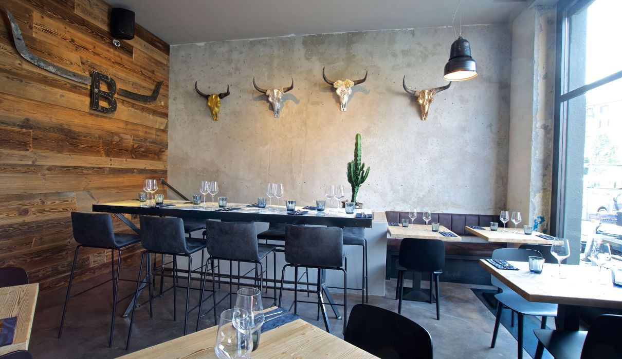 Brisket SmokeHouse Milano Arredamento su misura per ristorante - pannelli e tavoli in legno