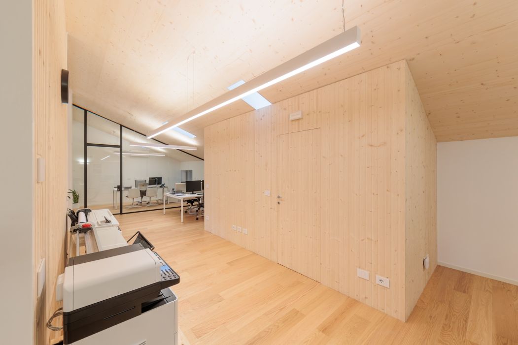 Rainoldi Legnami Custom office construction: detail of wooden partition wall