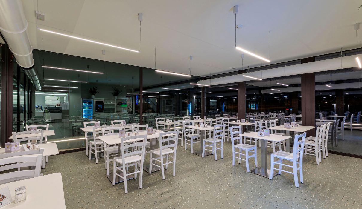 Latteria di Chiuro Arredamento su misura per negozi e retail : sala ristorante