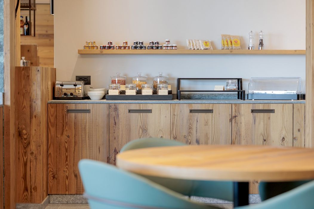 B&B Gallo Cedrone Arredamento su misura per B&B : sala colazione, dettaglio zona buffet
