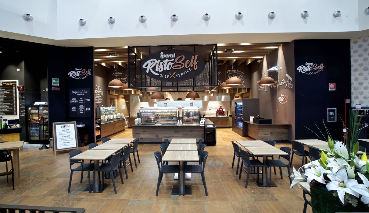 Risto Self Iperal Custom-made furniture for self-service restaurants: view of the dining area, tables and chairs