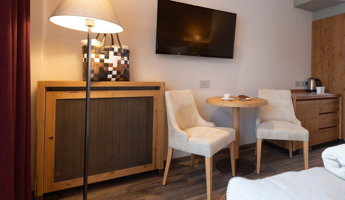 Custom-made furnishings for luxury mountain hotels: bedroom
